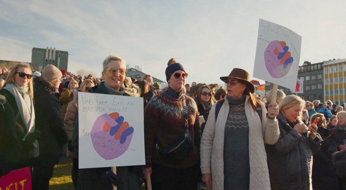 nmasmedia's tweet photo. Miles de mujeres en #Islandia se fueron a paro de 24 horas este 23 de octubre, en protesta por la desigualdad salarial y la brecha de género. 

Sí, también sucede en el llamado primer mundo.
#IcelandWomensStrike. 

Te contamos 👇

📸: Reuters https://t.co/G2KCUcIhrM