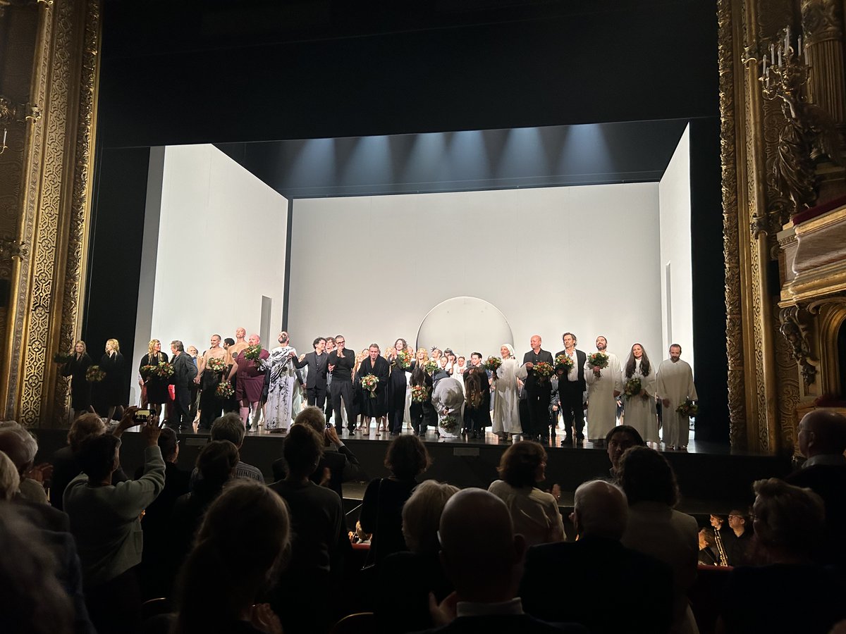 hugodepril's tweet photo. Curtain Call opening night Das #Rheingold #Wagner #Castellucci &amp; #Altinoglu
👏👏👏 to ALL involved @LaMonnaieDeMunt 
#stunning
#mustsee
🌹🫶🏻🥰
@OperaEuropa https://t.co/4p6Zz29bOh