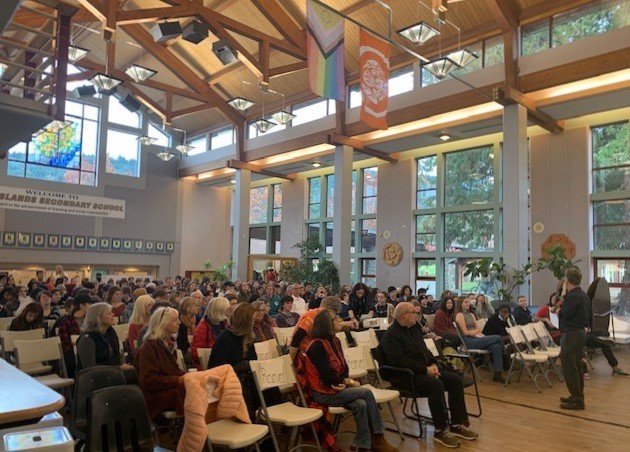 OrcaCoveMedia's tweet image. Last night, #ACedarIsLife was screened at Gulf Islands High School on Salt Spring Island!

Producer Leslie Bland attended, giving a short speech to express gratitude. What a great night📷

#IndigenousMedia
#IndigenousEducation
#SaltSpringIsland
#BCEducationSystem