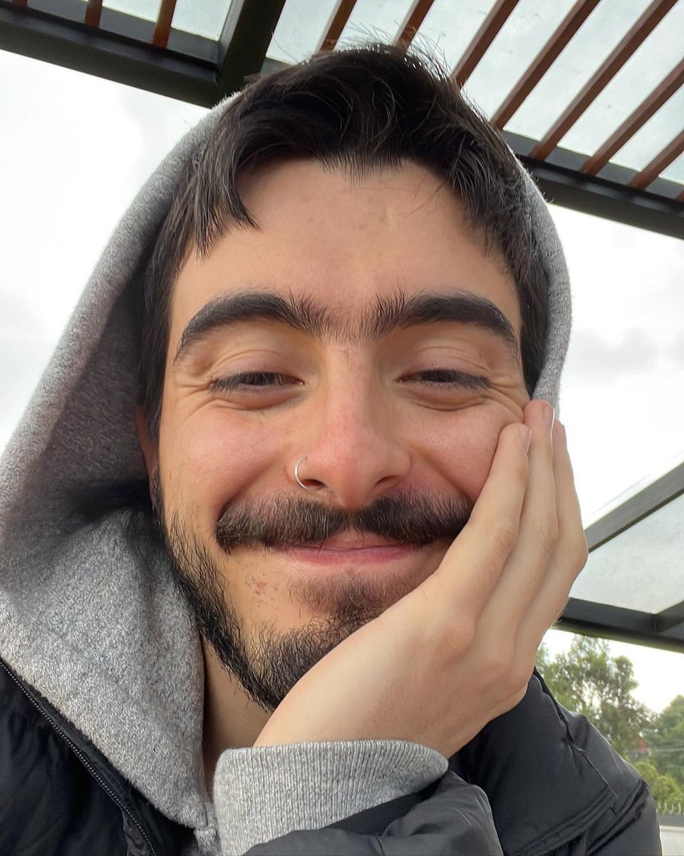 RadioDisneyMX's tweet photo. Hoy le deseamos un feliz cumple a @simonvargasm 🎂❤️
¿Sabías que además de ser parte de una de nuestras bandas favoritas, también es escritor y tiene un libro llamado “A la orilla de la luz”? ¡Nos encanta! 🥳
#RadioDisney #CumpleañosRD #SimonVargas #Morat https://t.co/GEKom4FCrR