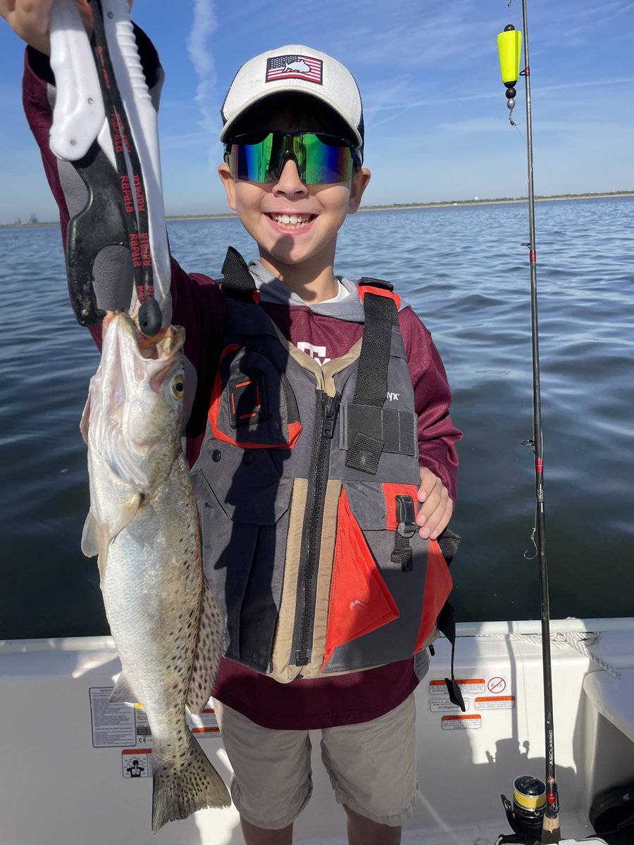 Wegofishing1's tweet photo. He had a great time catching these slot speckled trout. 

#fishing #gulfcoast #inshorefishing #saltwaterfishing #liveshrimp #wegofishing #sabinelake #speckledtrout #saltlife https://t.co/EWt1hYS8XA