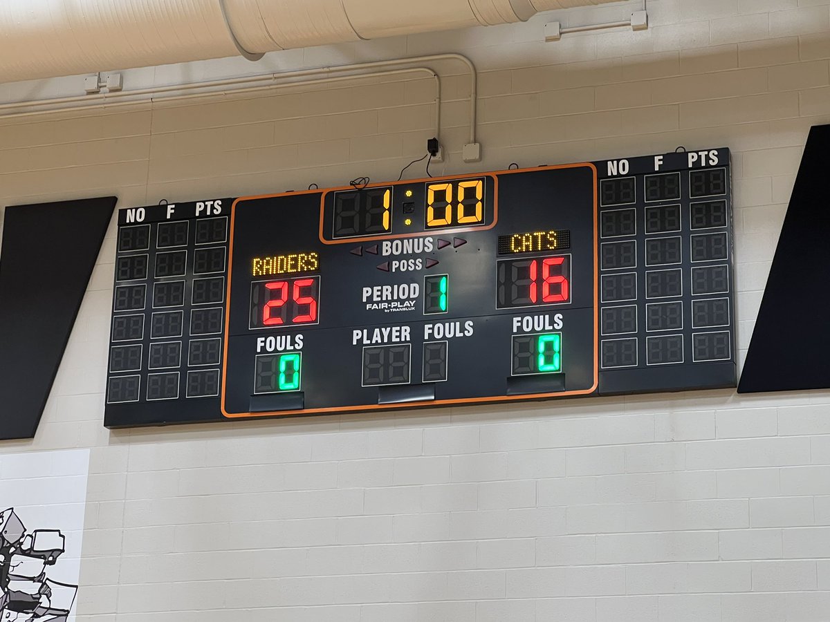SamDemagall's tweet photo. Varsity takes the first set from Mogodore!!! @s_bevelacqua with the awesome save !!! Let’s go ladies 🏐💪🏻💚🏐💪🏻💚 @_CHS_volleyball https://t.co/oZgHKjuO3P