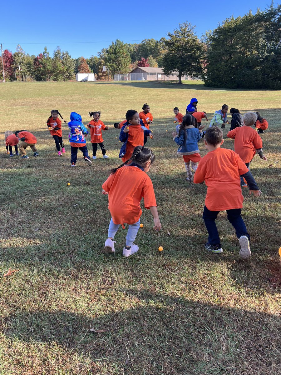 VictoriaPavon98's tweet photo. We had the best time on our field trip!! It was the perfect day for the pumpkin patch! 🎃#SCEBulldogs https://t.co/8VWtvpfW42