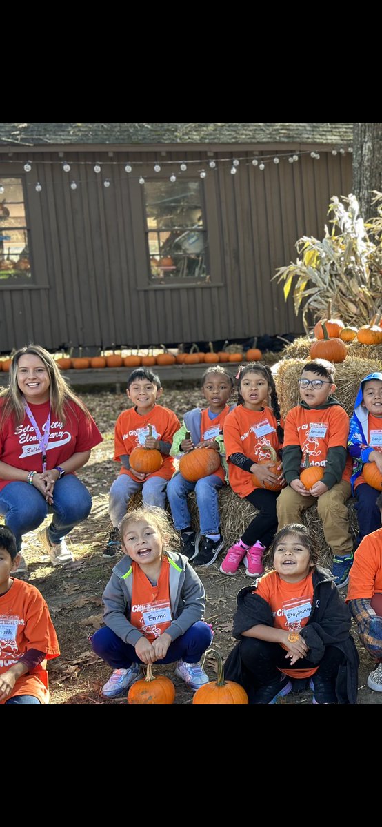 VictoriaPavon98's tweet photo. We had the best time on our field trip!! It was the perfect day for the pumpkin patch! 🎃#SCEBulldogs https://t.co/8VWtvpfW42