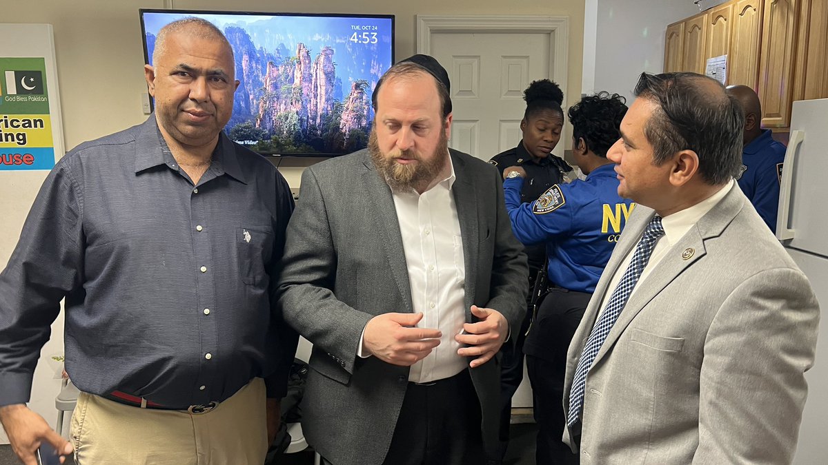 In #Brooklyn, #NewYorkCity, #Muslim and #Jewish communities live together side by side and with a great relationship and respect for each other.  This is an example for the rest of the world. God bless us all! 
#OneNewYork #NYC