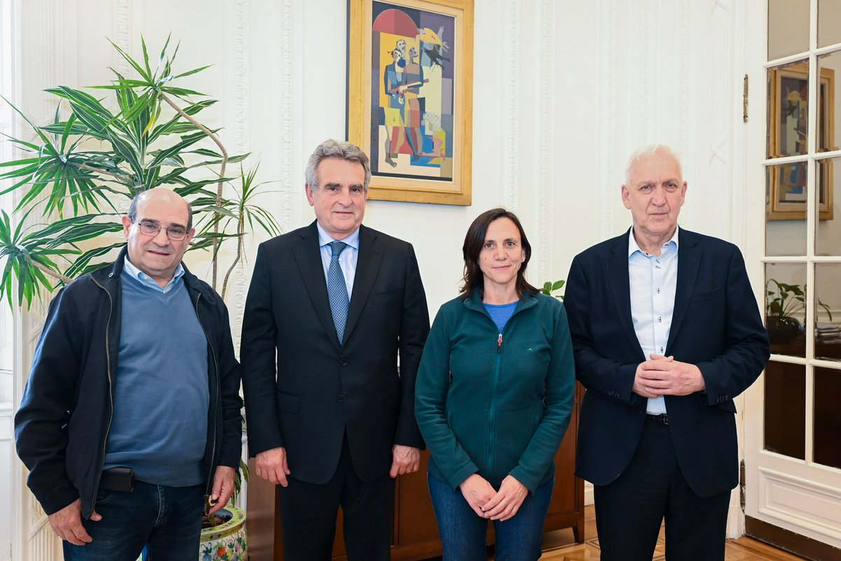 HumbertoTumini's tweet photo. Hoy junto a Silvia Saravia fuimos a saludar y felicitar al Jefe de Gabinete Agustín Rossi por el triunfo del domingo. También a comunicarle el apoyo de Libres del Sur a la fórmula presidencial de Unión por la Patria que integra con Sergio Massa. Nos recibió junto a Gabriel Fuks. https://t.co/sIAKi9XLhD
