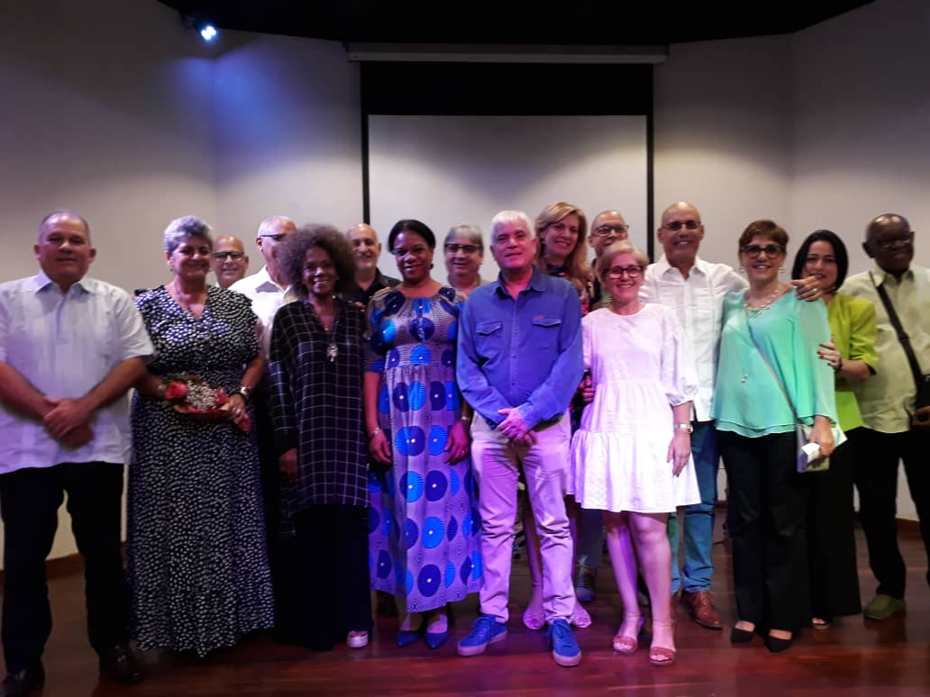 InesMChapman's tweet photo. Digno homenaje a hombres y mujeres de la @tvcubana. Emocionantes palabras de la versatil actríz Natacha Díaz, el agradecimiento a todos por su entrega al trabajo, el compromiso y el amor.
 #CubaViveSuHistoria #CubaEsCultura https://t.co/uXzrzhtHDC