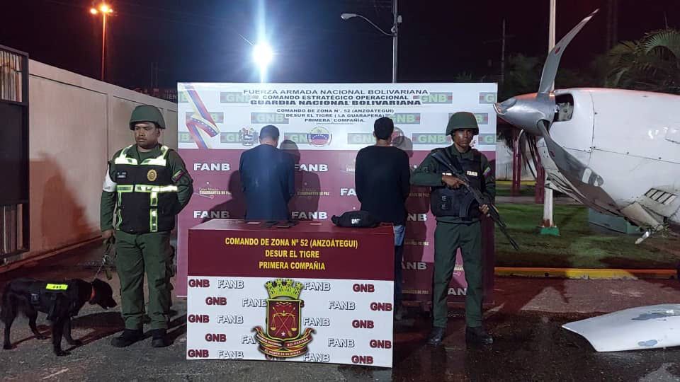 La #FANB logra la detención de una aeronave modelo Cessna 206, siglas YV1730 y la captura de 02 ciudadanos Colombianos en el sector Bare del estado Anzoátegui, en misiones de búsqueda y localización por parte del DESUR El Tigre y acciones de alerta del <a href="/CODAI_FANB/">CODAI</a>.
