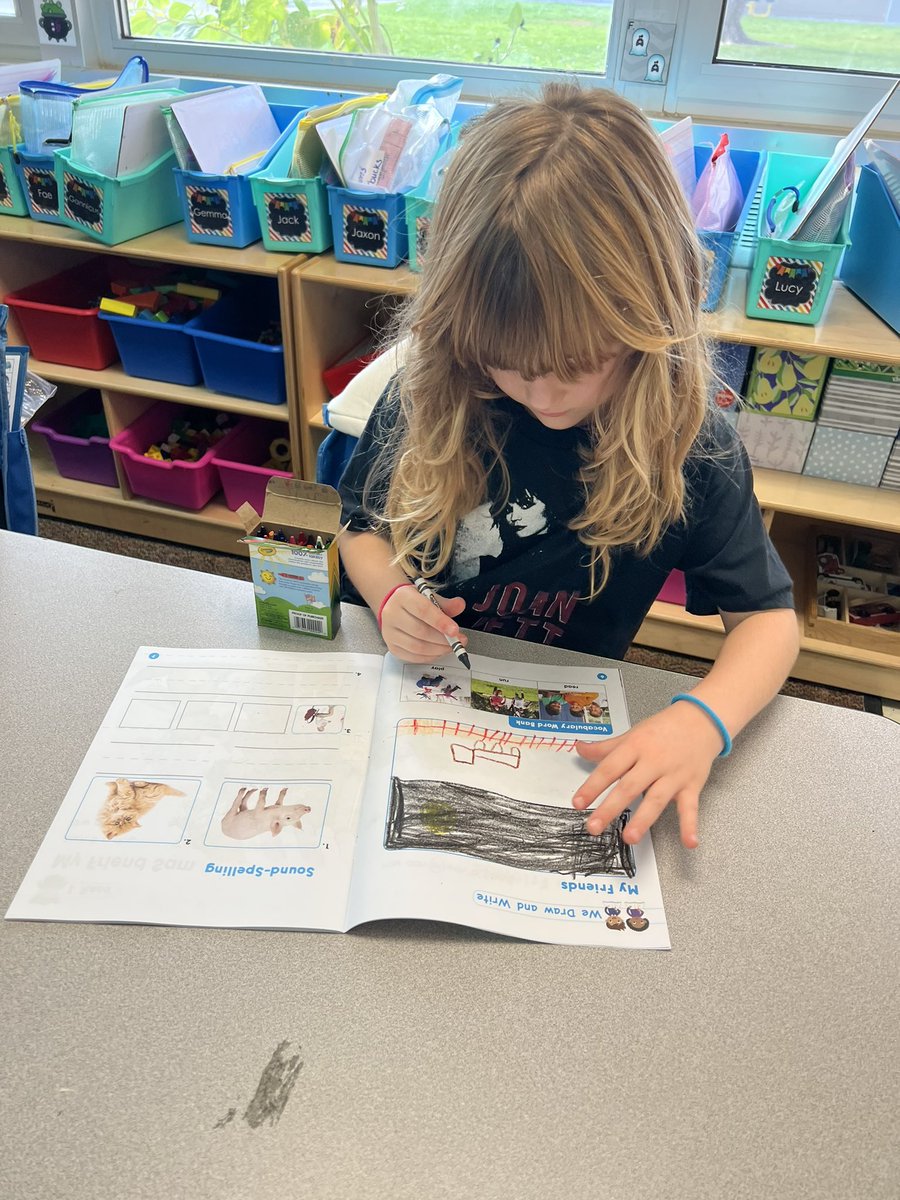 misskrollVV's tweet image. I love that we get to start every morning with our Benchmark Phonics activities. It was a great morning of some amazing work. A few friends also had a chance to bring their book under the document camera to share with the whole class. #readytoread #viewourstory