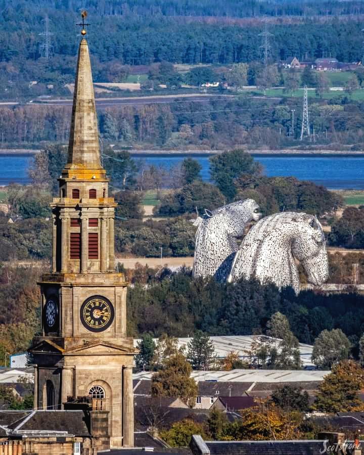 Iconic Falkirk landmarks expertly captured by #ScotDrone: The Steeple on the High Street with the Kelpies and Helix Park beyond. 🏴󠁧󠁢󠁳󠁣󠁴󠁿🐴🐴

#FalkirkSteeple #FalkirkHighStreet #HelixPark #OchilHills #ForthValley #ScenicScotland  #ForthClydeCanal #VisitFalkirk #TheKelpies #ForthValley