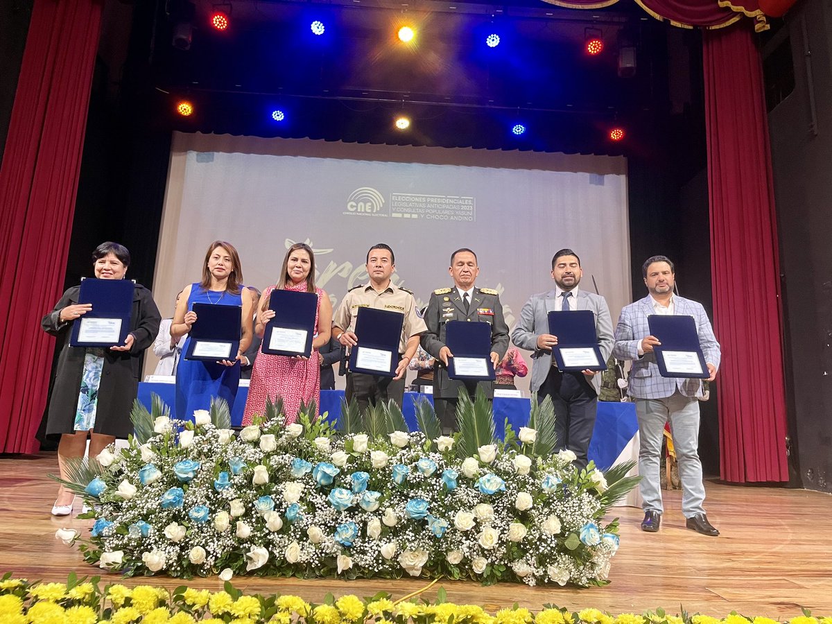 GoberLoja's tweet photo. 📜Durante la ceremonia, la máxima autoridad del Ejecutivo en #Loja, @EduardoPunin, en nombre de #GoberLoja, recibe reconocimiento por haber formado parte de la Mesa de Seguridad Electoral Provincial de las #ElecionesAnticipadas2023 y Consulta Popular Yasuní y Choco Andino. https://t.co/oO6uQyUuqN