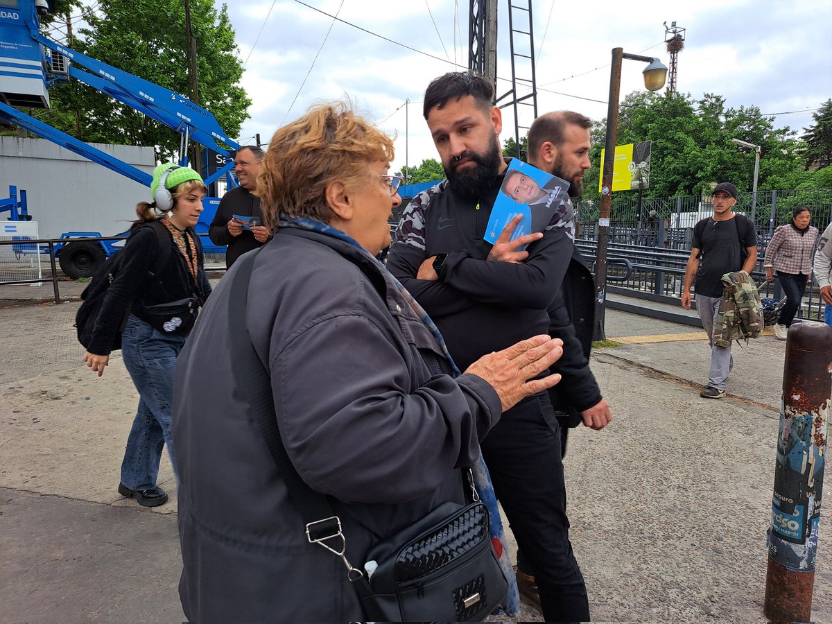 DiegoPerrella's tweet photo. No hay tiempo para descansar. 

En 3 semanas metemos en la urna el voto que decide la Argentina que viene. 

Seguimos caminando, agradeciendo y contando por qué @SergioMassa es la mejor opción el 19 de noviembre. https://t.co/AZPEA844xi
