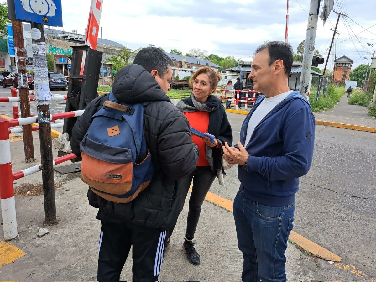 DiegoPerrella's tweet photo. No hay tiempo para descansar. 

En 3 semanas metemos en la urna el voto que decide la Argentina que viene. 

Seguimos caminando, agradeciendo y contando por qué @SergioMassa es la mejor opción el 19 de noviembre. https://t.co/AZPEA844xi