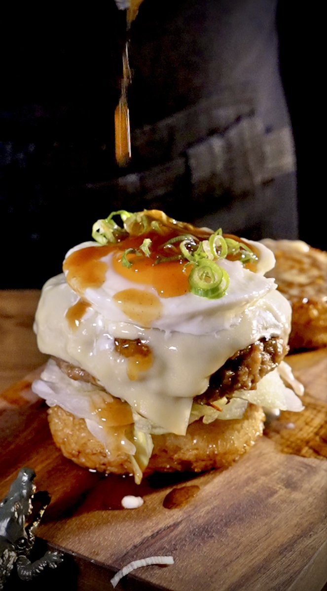 CrocosKitchen's tweet photo. おそらく世界一食べにくい
和風ライスバーガー🍔

見た目は汚いけど間違いなく
美味いのでお試しください😋👍

#ライスバーガー #焼おにぎり #男飯 
#おうちごはん #レンチン #ズボラ飯 
#月見バーガー #和風ハンバーグ https://t.co/ZAicVdqNeu