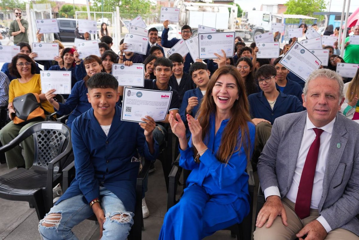 PrensaBettina's tweet photo. La intendenta, Bettina Romero, junto al vicerrector de la UNSa, Nicolás Innamorato, entregaron certificados a los egresados de los cursos dictados en los Centros de Extensión Universitaria, en los barrios de la ciudad. Son 1200 los salteños que finalizaron cursos universitarios. https://t.co/oXqbjRLCYJ