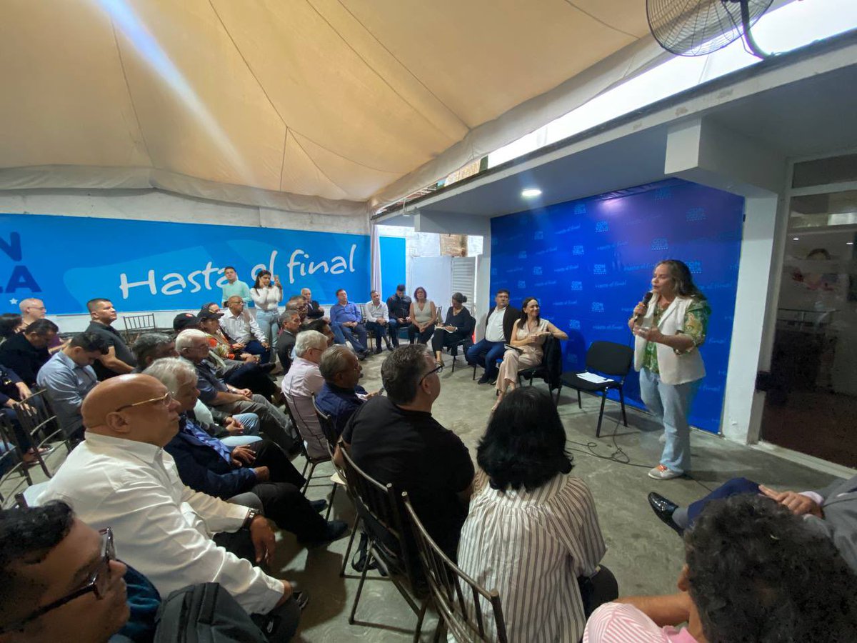 Pr1meroJusticia's tweet photo. Hoy, nuestra presidenta, @MBMartinezR, en reunión con la candidata presidencial @MariaCorinaYA, electa en primaria, y las principales fuerzas políticas y sociales de oposición para continuar con la organización necesaria para vencer a Nicolas Maduro en 2024. https://t.co/xz7I2XeGRr
