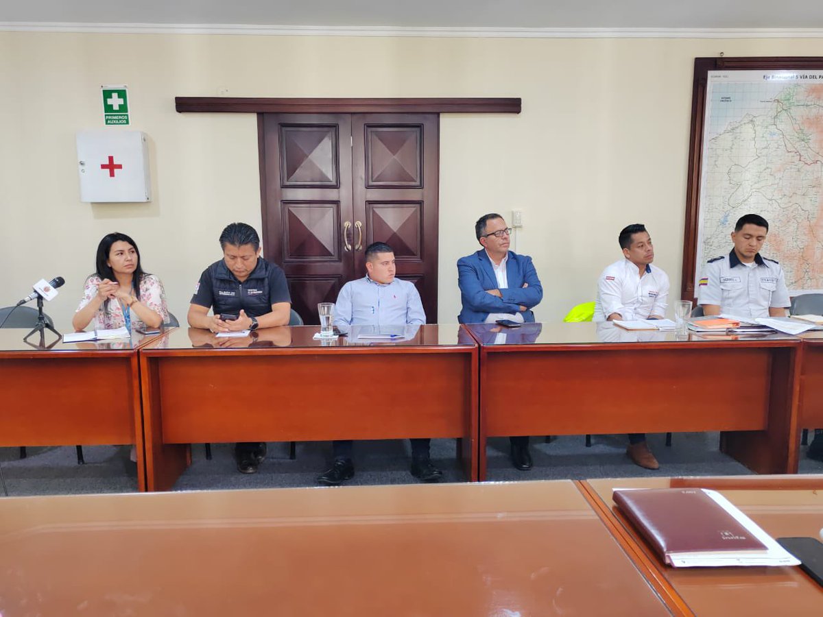GoberLoja's tweet photo. 👮🏻‍♀️|#NuestroTrabajoContinúa
Paúl Aguilar, intendente de Policía, participa de la reunión interinstitucional para socializar y analizar las acciones que se ejecutarán en materia de seguridad, derivadas del Plan de contingencia que se ejecutará en la  8va edición del @FestivalDeLoja https://t.co/9Ds64inuJO
