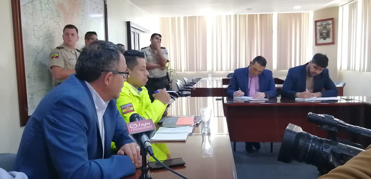 GoberLoja's tweet photo. 👮🏻‍♀️|#NuestroTrabajoContinúa
Paúl Aguilar, intendente de Policía, participa de la reunión interinstitucional para socializar y analizar las acciones que se ejecutarán en materia de seguridad, derivadas del Plan de contingencia que se ejecutará en la  8va edición del @FestivalDeLoja https://t.co/9Ds64inuJO