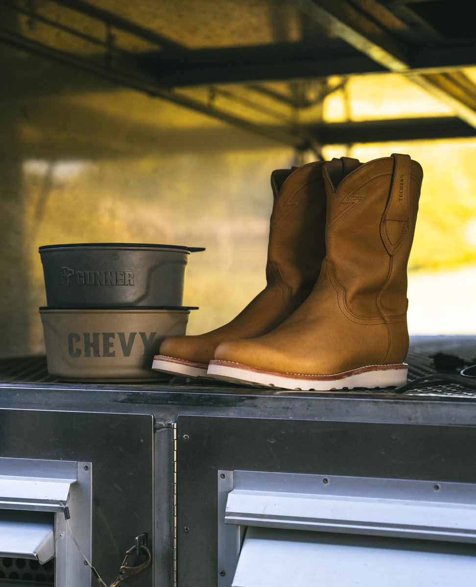 Gunner_Kennels's tweet photo. This Friday 10/27, we'll be hanging out with our friends at @Tecovas on Broadway from 10:00-4:00 Come check out some boots and bowls, sip some bourbon, and meet the GUNNER team. With each pair of boots sold, we'll include a new bowl (while supplies last). https://t.co/XJ2iDZfN3d