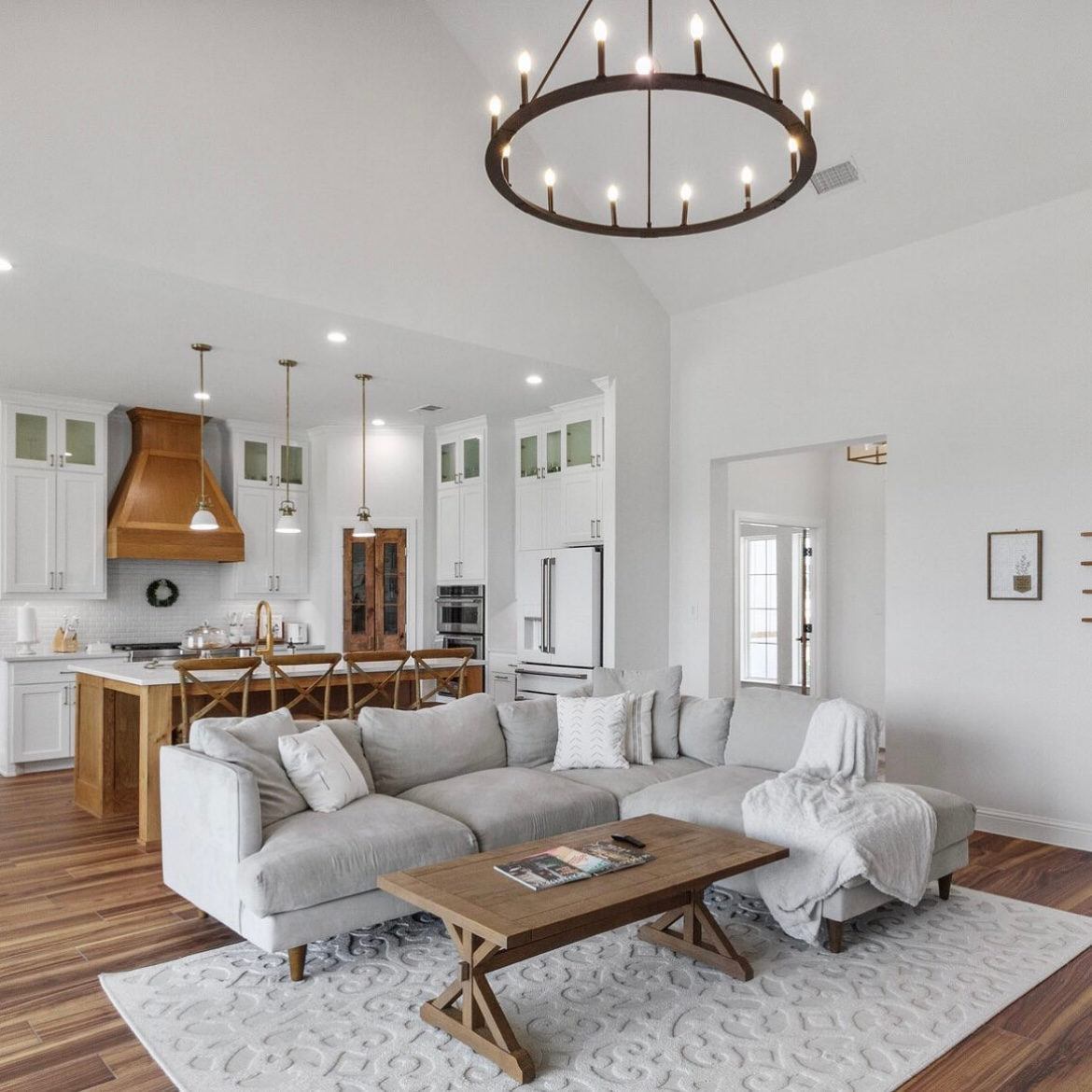 LivingSpaces's tweet image. Clean and comfy spaces bring smiles to our faces 😄
#modernrustic #livingroom #design 

📸 @stephsvida 

Featuring the Adeline II Chenille 2 Piece 109" Sectional With Right Facing Chaise