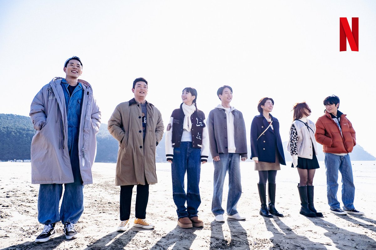 NetflixKR's tweet photo. 친구들과 행복했던 한 때, 눈부신 핑크뮬리, 원준의 미소. 그리고 두나. 짙은 여운 남기는 미공개 스틸 두고 갑니다. 

매해 가을마다 꺼내 볼 로맨스 <이두나!>, 오직 넷플릭스에서. 

#이두나 #Doona https://t.co/2SlolNGZ3I