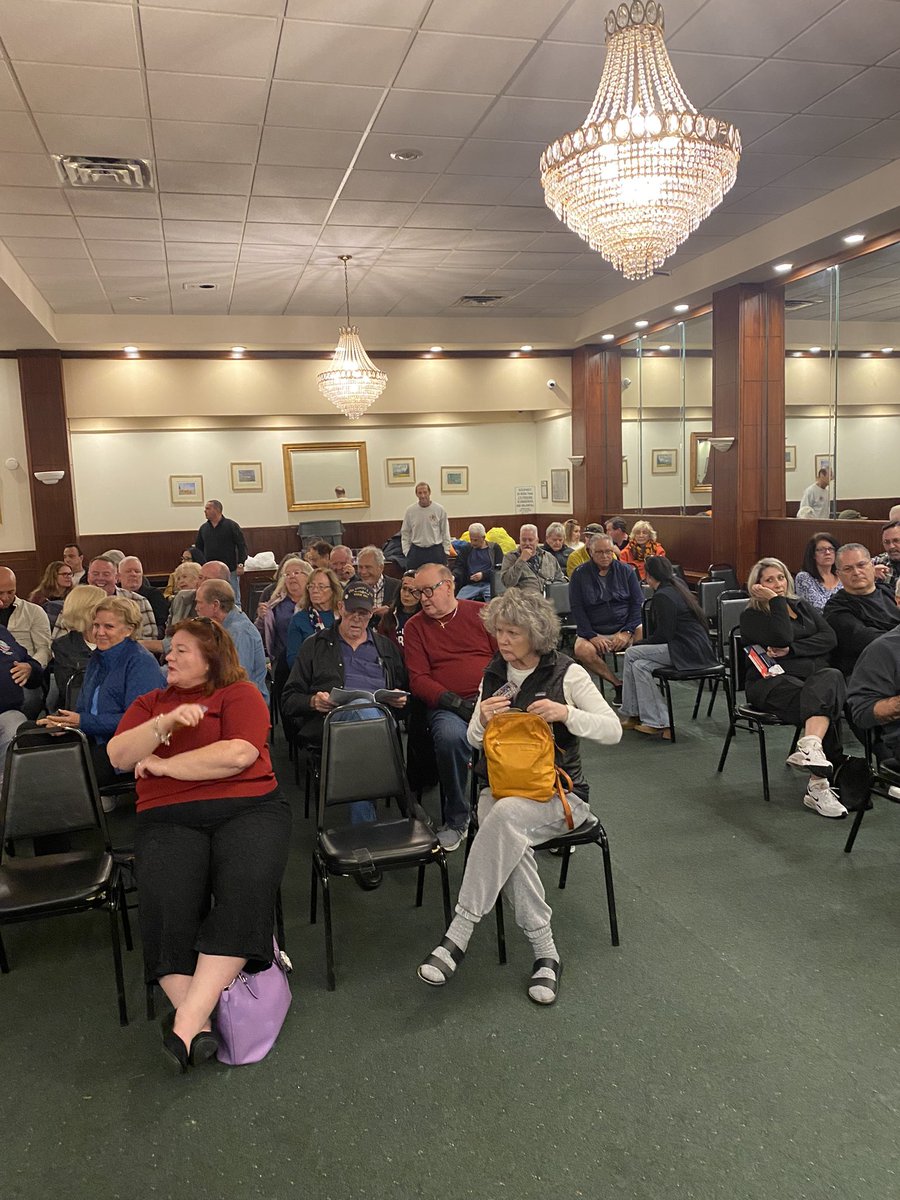 TheRockawayWave's tweet image. Packed house for the Rockaway Town Hall tonight w @sidrosenberg &amp;amp; @CurtisSliwa to discuss the migrant issue at Floyd Bennet Field.