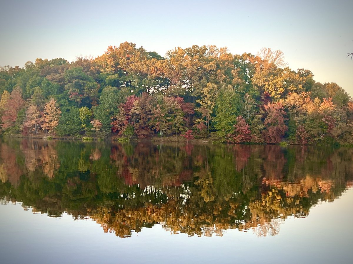 Mirror image on a fall evening!  #kingstowne  <a href="/ChuckBell4/">Chuck Bell</a> <a href="/capitalweather/">Capital Weather Gang</a>