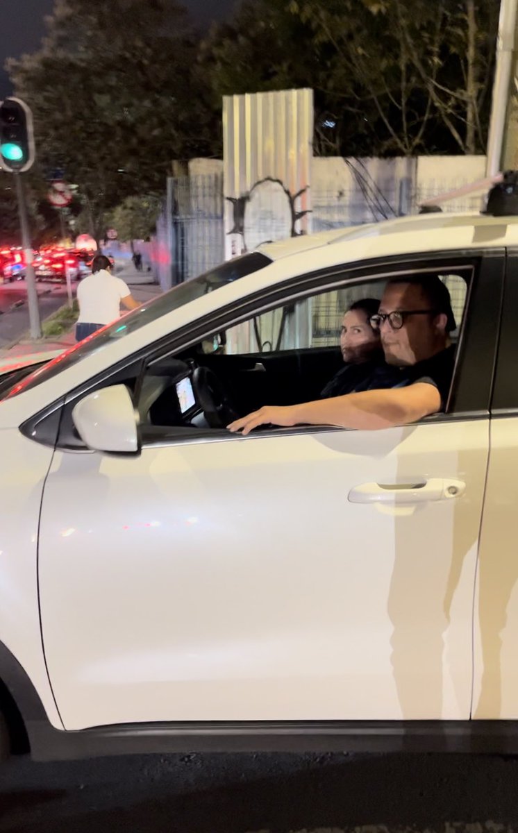 Estaban obstruyendo el paso peatonal y no dejaban cruzar de manera segura en Viaducto y Minería. Les toqué el cofre para indicarles que se hicieran para atrás, se pusieron violentos y me persiguieron tres calles. ¿A quién se @ para denunciar? <a href="/LaSEMOVI/">Secretaría de Movilidad CDMX</a> 
Un chico me ayudó con 📷