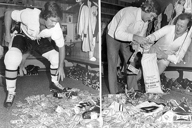 hockey_samurai's tweet photo. 1973. Derek Sanderson &amp; Bobby Orr made a $1000 bet - 1st one to get married wins. Orr won. Sanderson arrived at the Bruins' dressing room for practice &amp; dumped the money all in $1 bills &amp; pennies. Orr gets help cleaning it up from Wayne CASHman (because of course). https://t.co/Gcp7saJmQ7