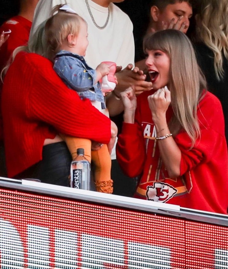 besttofswift's tweet photo. she's so 🥰🥹 https://t.co/7g3jxyOGPS