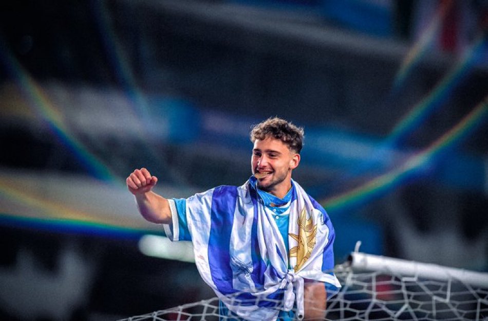 Tres meses negociando por el mejor central del mundial sub 20, pagamos 4M y desde que llego no jugó NINGUN partido oficial y como si fuese poco NI SIQUIERA lo convocan, lo borran del plantel.

Nada nuevo igual, lo que Demichelis viene haciendo con todos los sub20 desde que llegó.