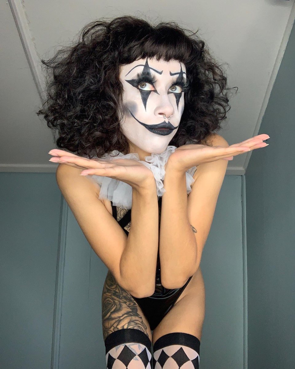 RT if you’d fuck a clown girl🤡🖤🤍