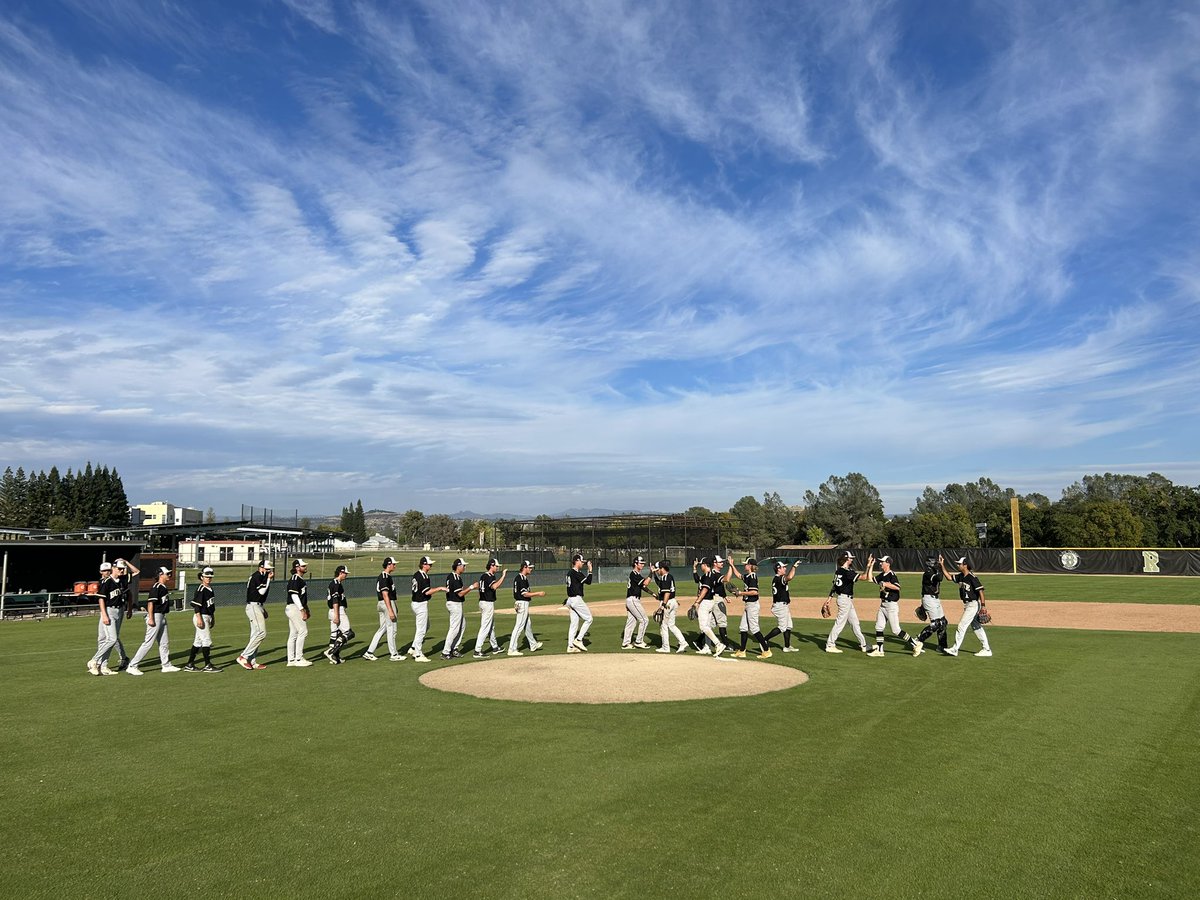 ButteBaseball's tweet photo. White team blows a 7-2 lead, black team gets the W 11-8 to even up the series 1-1. Game 3 tomorrow in the best of 5 series, first pitch 107pm #tradition #questforthetrophy #baseball https://t.co/za3DRGuMQM