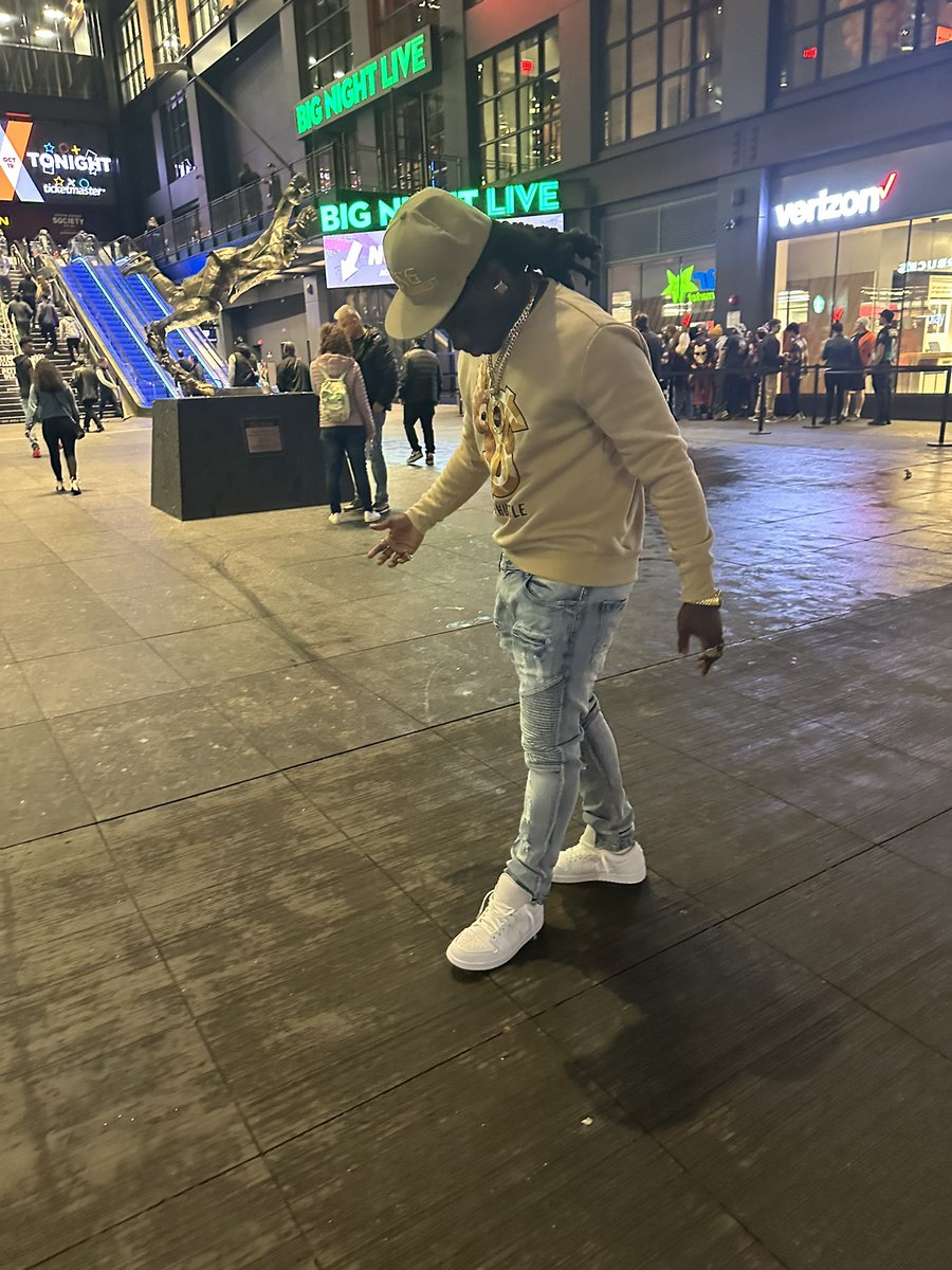 KingEnt617's tweet photo. Trillions &amp; Billions on my mind… #trillionairemindset embrace the journey while continuing to conquer your goals….!!! https://t.co/woTEhGWjdx