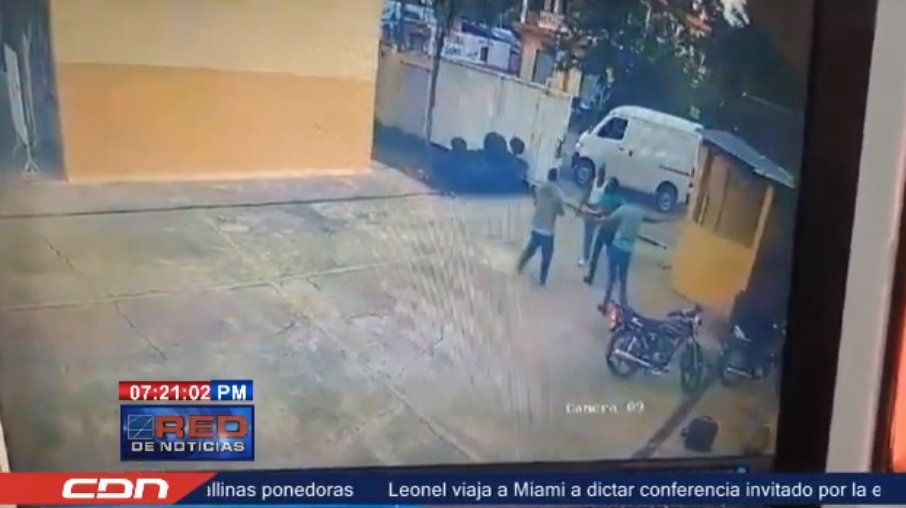 cdn37's tweet photo. #ReddeNoticias: Un ciudadano hasta el momento no identificado penetró al centro educativo profesor Juan Bosch del Abanico de Villa Riva, con la intención de agredir a un maestro, supuestamente en medio de un arranque de celos.
#CDN37 #NacionalesCDN #ElAbanico #VillaRiva https://t.co/mtq0s7NEhK