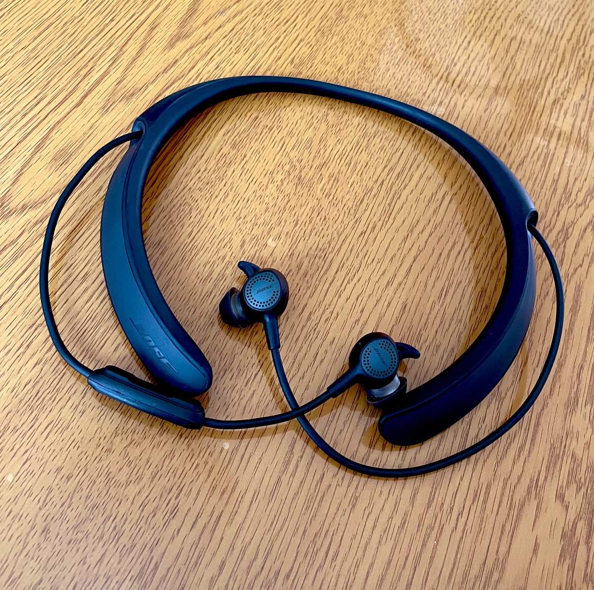 HOTAS10001's tweet photo. 仕事で使用しているノイキャンヘッドフォンを更新、今回も #BOSE #QuietControl30 を選択。既に生産終了しているモノですが、新型の #QuietComfort Earbuds のように完全ワイヤレスではないので、現場仕事での落下紛失の危険性が少ないのは、やはり安心。安価なモノではないので、尚更のこと。 https://t.co/wAEOYrYyh3