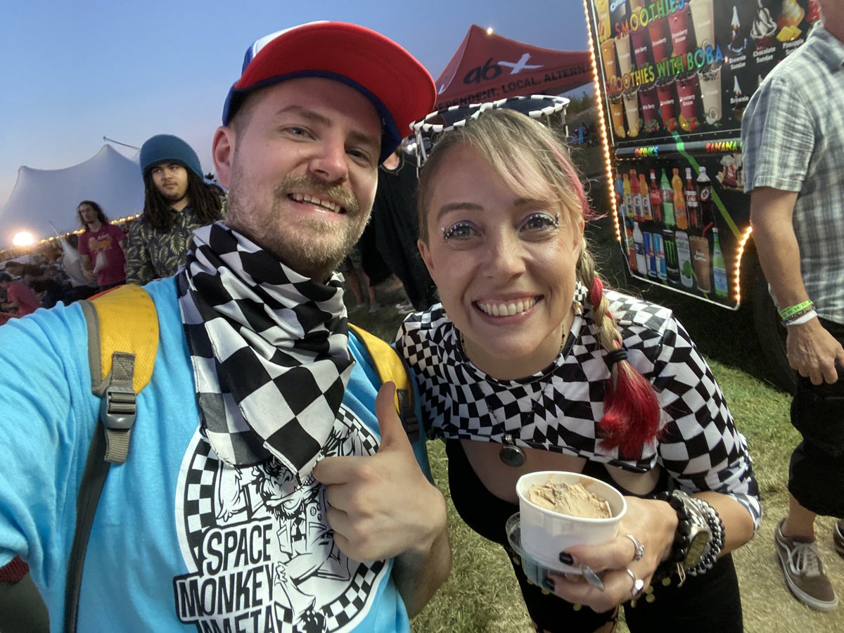 FearlessHepcat's tweet photo. Finally getting around to posting my #SkaTwitter pictures from Supernova. With @waynemancomedy @ya_grrrl_bex @kahyroll &amp; @TricialgJohnson #SupernovaInternationalSkaFestival #Ska #Friends #Selfie https://t.co/Jhw0hhYVac