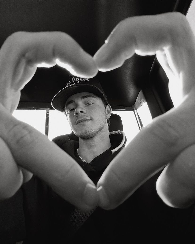 derekteagues's tweet photo. i love you all (not you luca) i love all of you!! (still not you luca) i loveeeeeee everybody!! (you know what, you're next chris!) https://t.co/P49idRz4WA