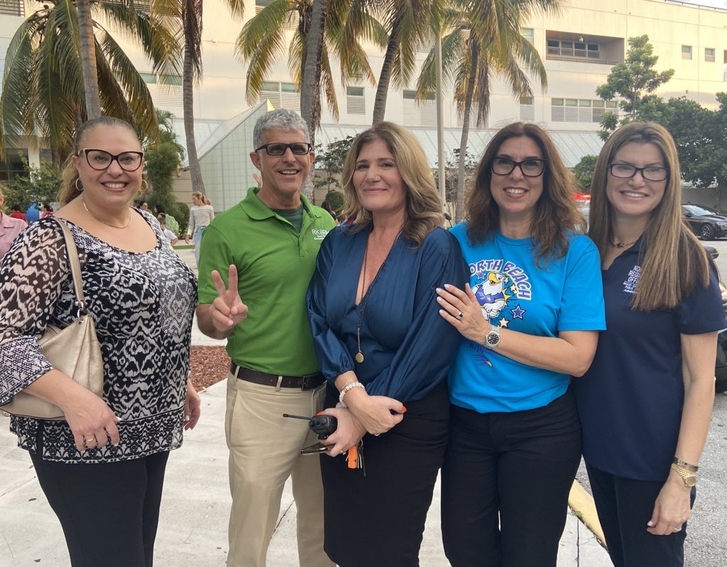 bccespedes's tweet photo. Relationships. Relationships. Relationships. Miami Beach Feeder-pattern night @MDCPS @1pamtaylor @elisaprofeta21 @MrSalisburyMBSH @MiamiAdmn #teamnro #educators https://t.co/Q2vroYWy3w