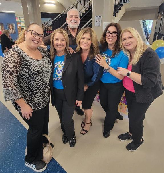 bccespedes's tweet photo. Relationships. Relationships. Relationships. Miami Beach Feeder-pattern night @MDCPS @1pamtaylor @elisaprofeta21 @MrSalisburyMBSH @MiamiAdmn #teamnro #educators https://t.co/Q2vroYWy3w