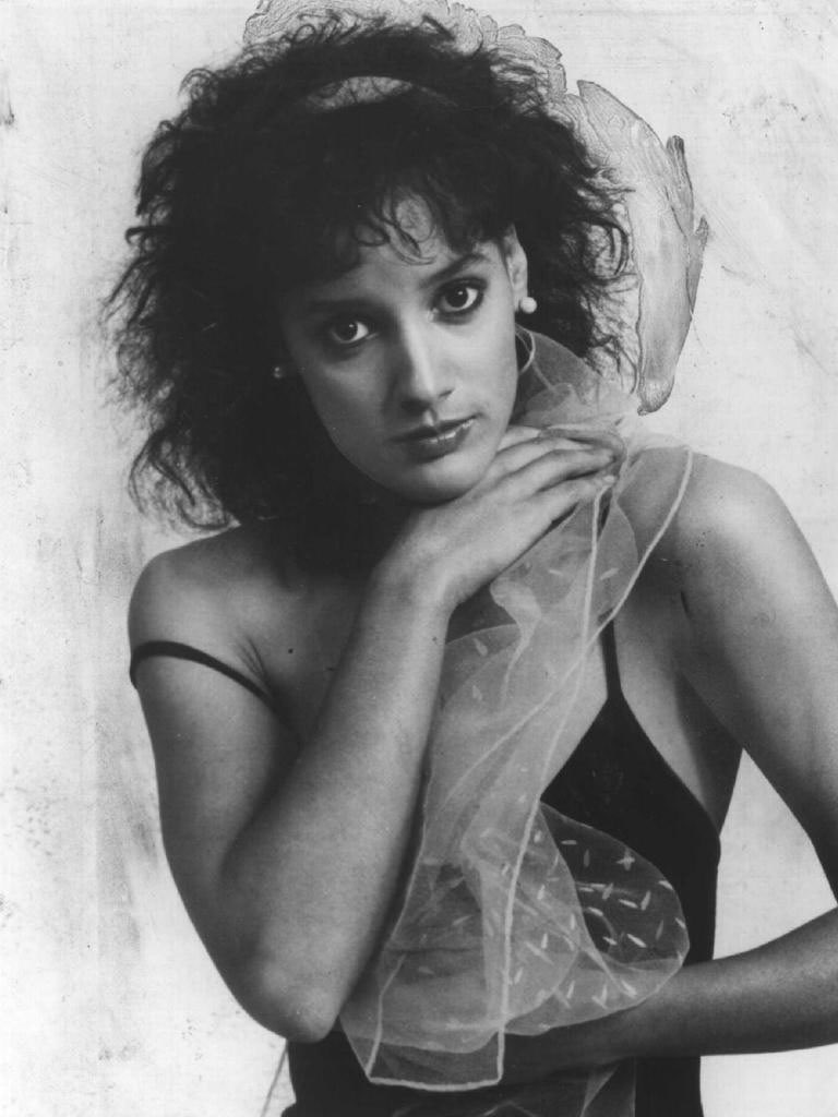 JENNIFER BEALS - Página 13 F9PeeJAWMAEfkCf?format=jpg&name=medium