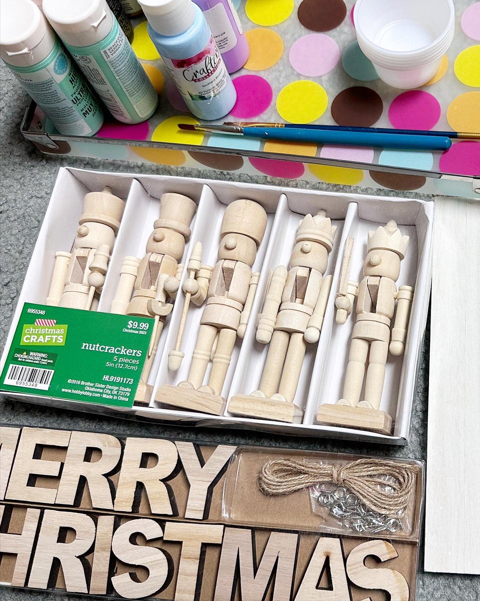 EllalalaHannah's tweet image. やっとやる気になったので塗り塗り🎨
すぐ終わると思ったけどどこを何色で塗ろうか考えながらやってるからめちゃ時間かかる🤣
#nutcracker 
#nutcrackerdecor 
#hobbylobby 
#ilovegnv