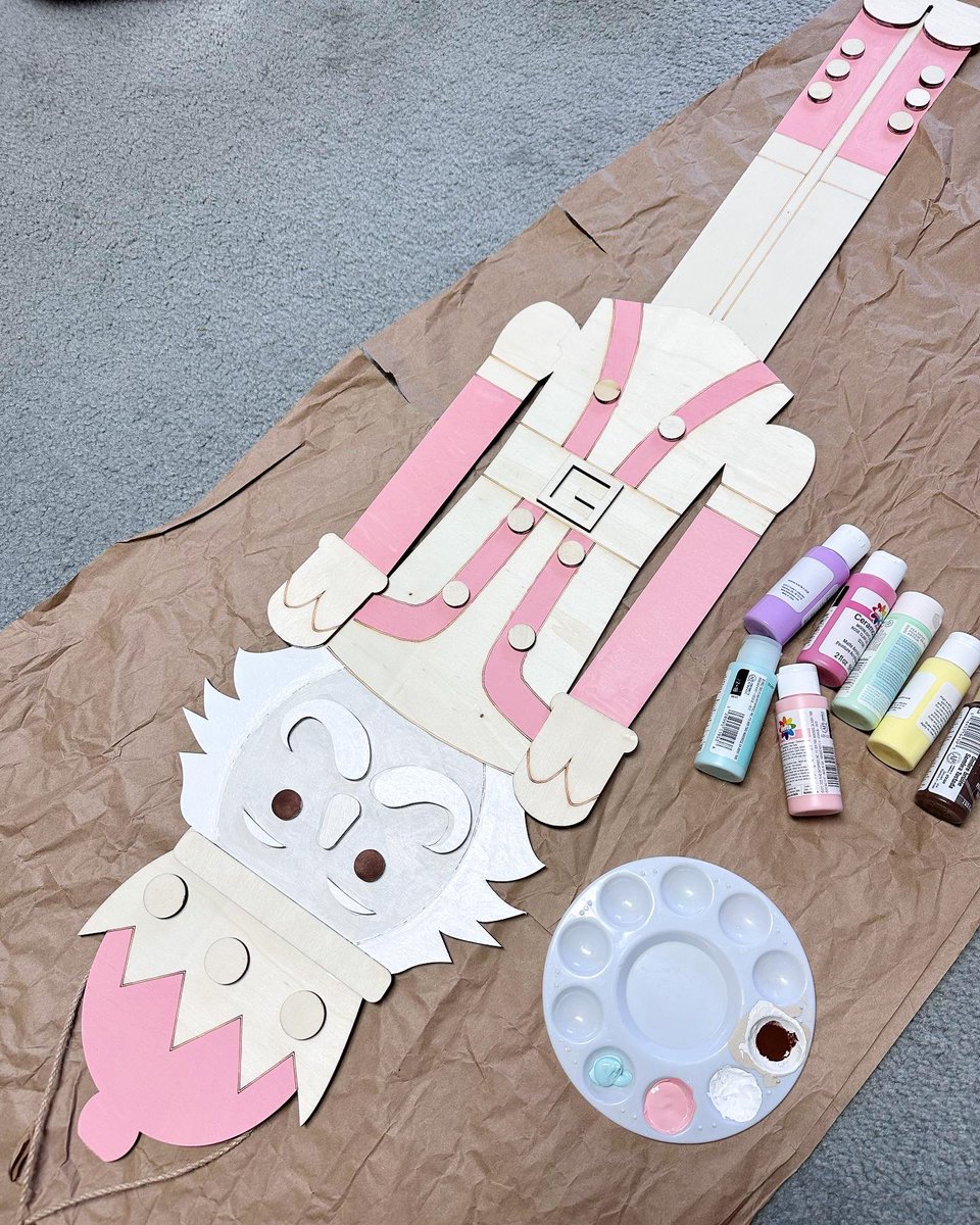 EllalalaHannah's tweet image. やっとやる気になったので塗り塗り🎨
すぐ終わると思ったけどどこを何色で塗ろうか考えながらやってるからめちゃ時間かかる🤣
#nutcracker 
#nutcrackerdecor 
#hobbylobby 
#ilovegnv