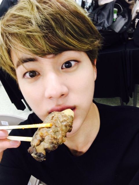 7EVENBOYS's tweet photo. Vídeos aleatórios do Jin para matar saudades do nosso WWH  — A Thread ! https://t.co/hRUxFYuHkX
