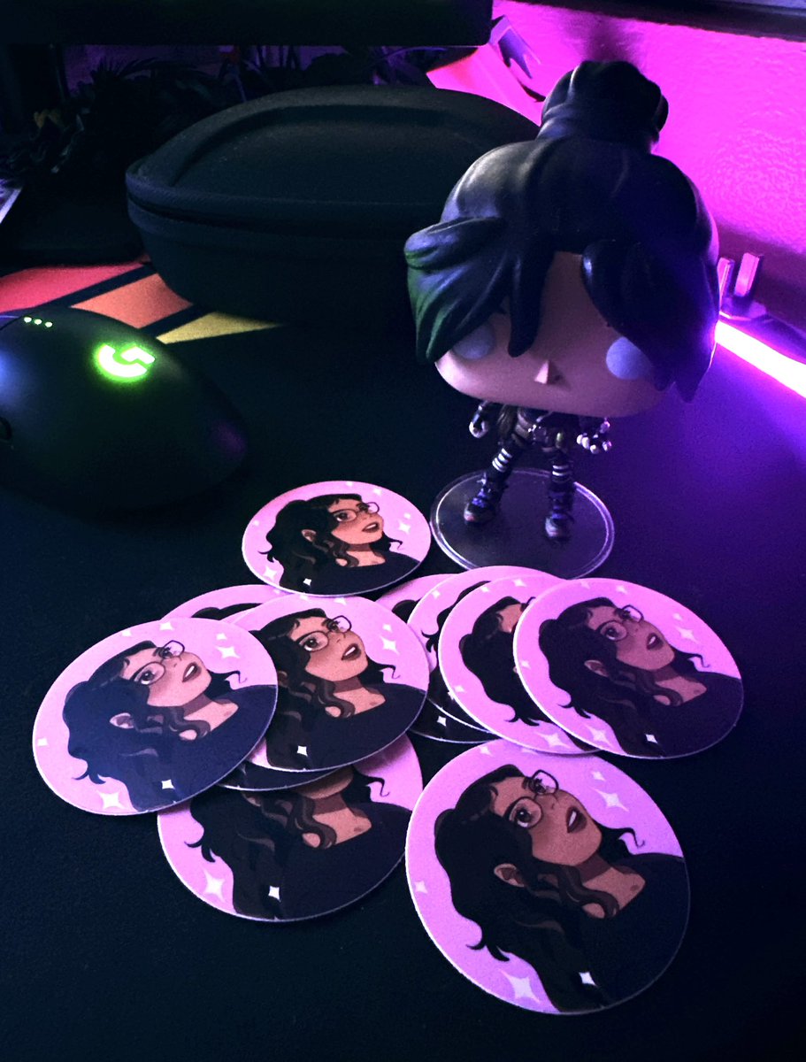 lily_nightraven's tweet photo. Llegaron los stickers justo a tiempo para #FirstAttackPR 🥰 búsquenme si quieren uno, los veo allá 💖 https://t.co/MHg32c5Hsv