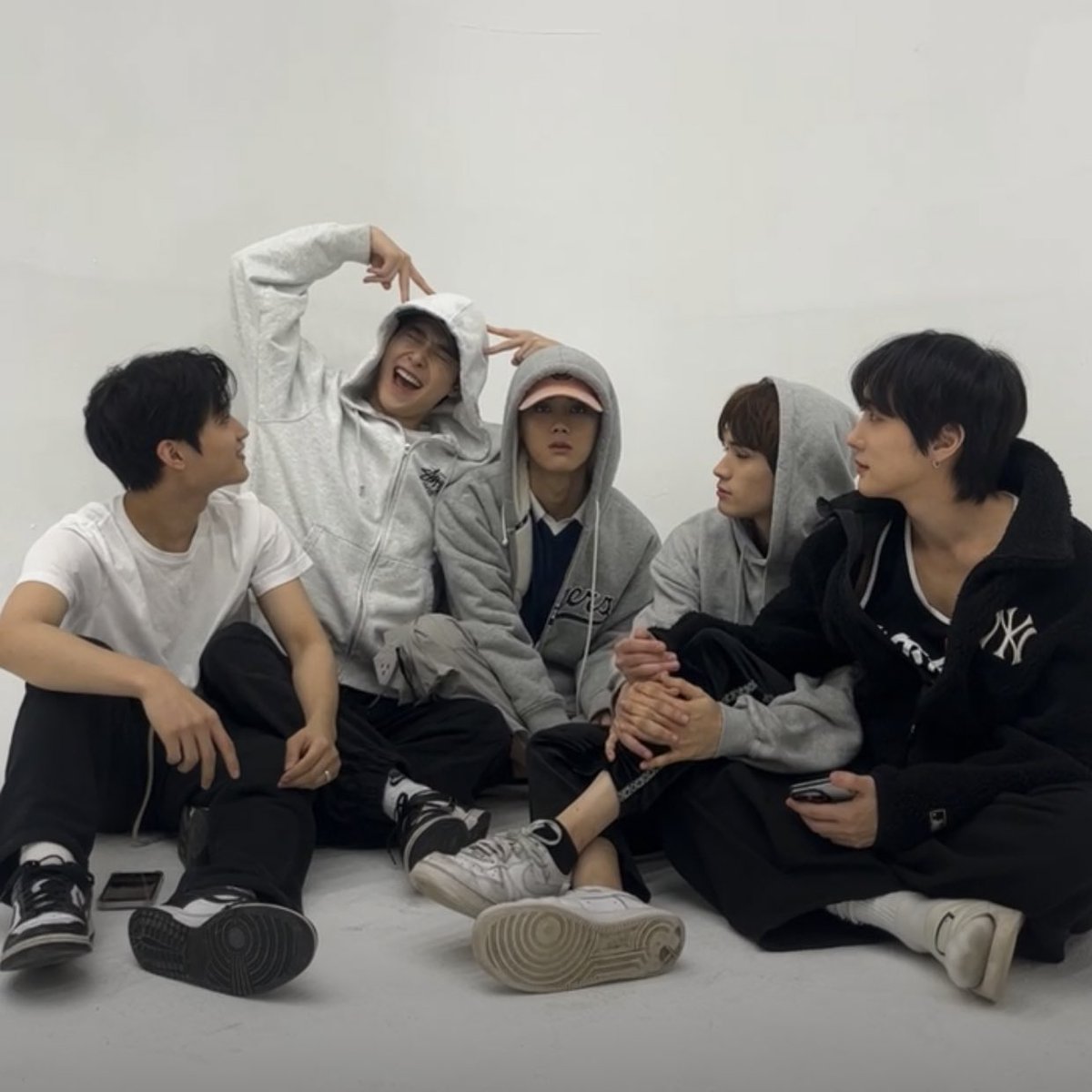 yoonjongwookana's tweet photo. テグ、せめてソンミンの方は見よ?
ソンミン可愛い...😂😂
#윤종우 #ユンジョンウ #テグ #オソンミン #Jaychan #イェダム #ONEPACT #원팩트 https://t.co/QekS1etGVI