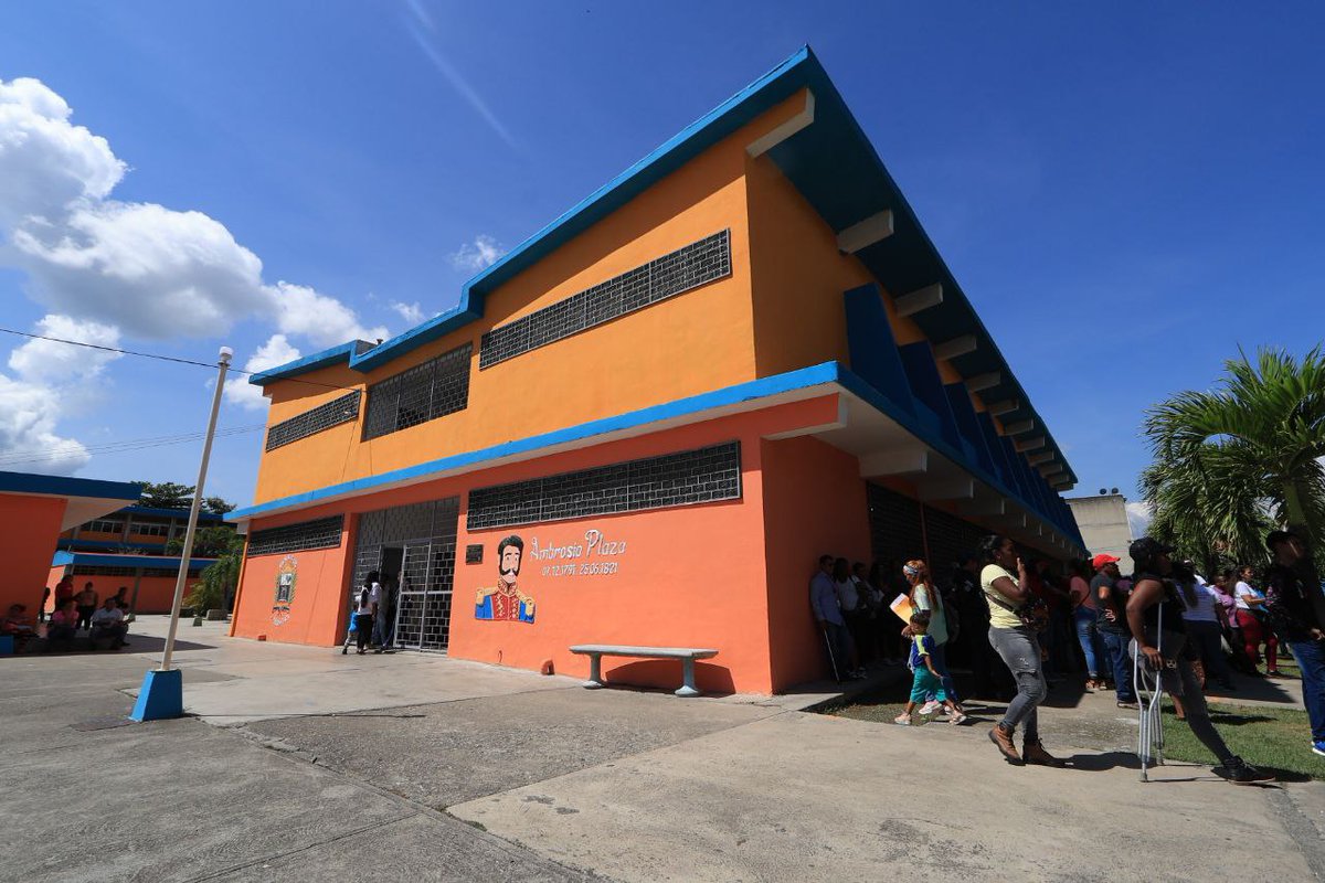 HectoRodriguez's tweet photo. Más de dos mil estudiantes de Guarenas y Guatire disfrutan de espacios óptimos para su educación. El trabajo de las Brigadas Comunitarias no se detiene en todo el año escolar, vamos a seguir acondicionando y realizando mantenimiento a nuestras instituciones. https://t.co/IAHp3JjBRU