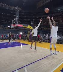 SBarre95's tweet photo. D’Angelo Russell getting some shots up in between free throws #DENLAL https://t.co/mQrKXR5IoF