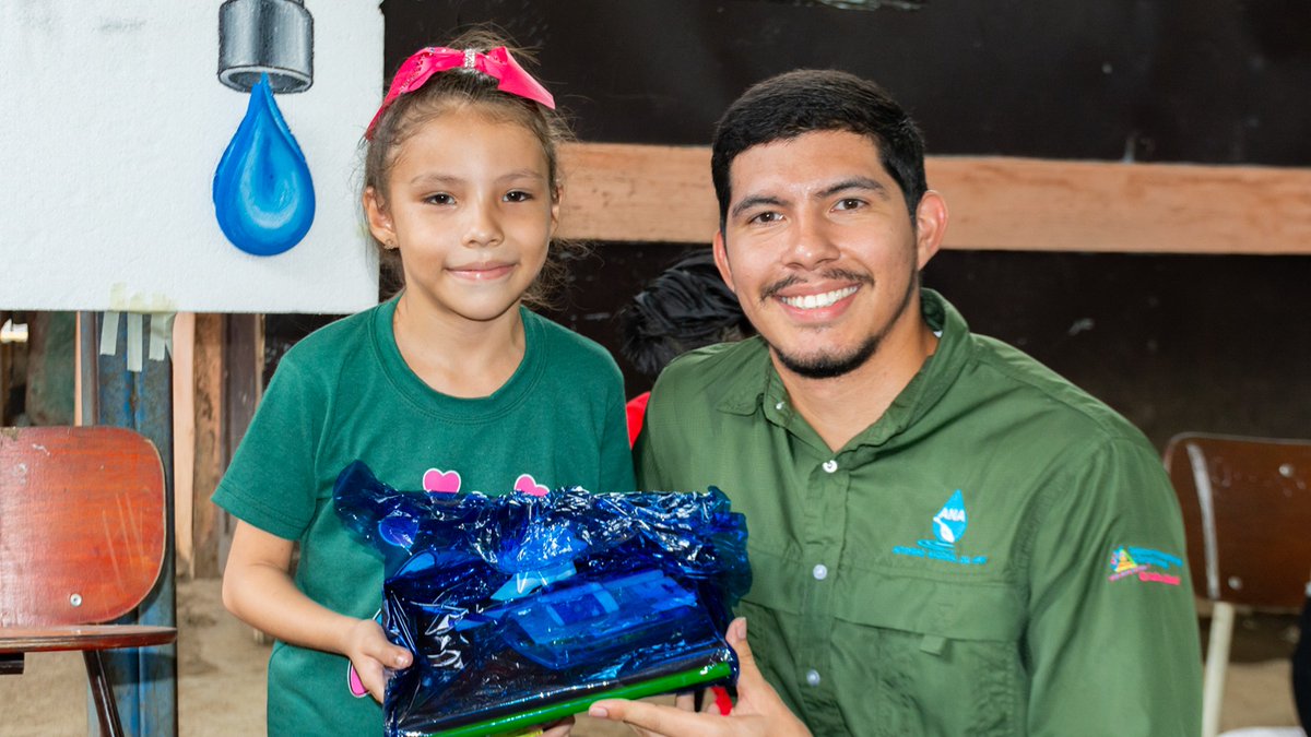 SuenosdeSandino's tweet photo. Juventud Sandinista Amanda Aguilar del FISE  y compañer@s de Autoridad Nacional del Agua Nicaragua, en conmemoración al Día Internacional contra el Cambio Climático, realizaron tarde recreativa y de aprendizaje para l@s mimad@s de la Revolución del Colegio Primaria Quintanina. https://t.co/W7xScRN0A1