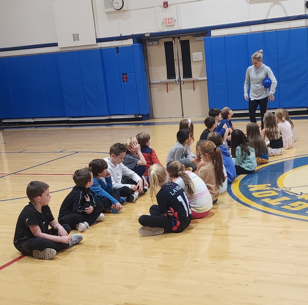 Ms. Miller’s students are mastering the art of underhand tossing and catching with bean bags. It's all about teamwork, coordination, and endless fun in the process! #LearningThroughPlay  #ElementaryEducation 🏫🎉